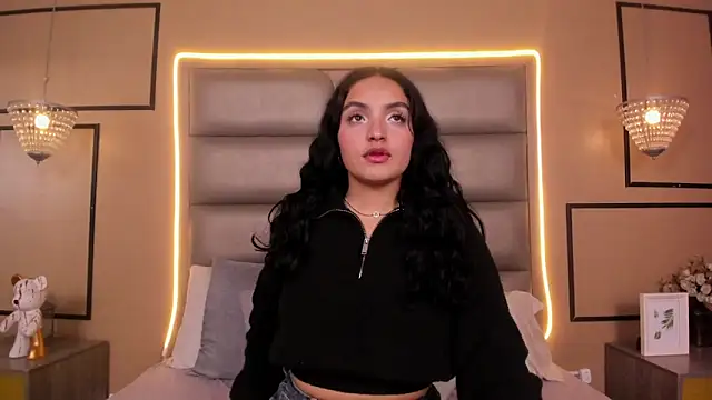 BIANCACOLLINNS online show from April 7, 8:10 pm