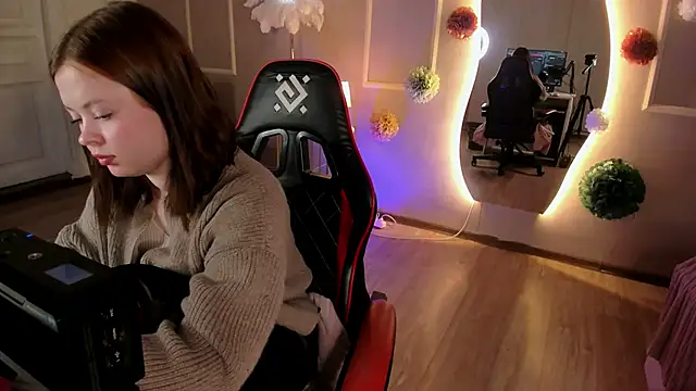 Snapshot of Astra_Shade chatting on April 7, 2:41 pm Astra Shade online show from April 7, 2:41 pm