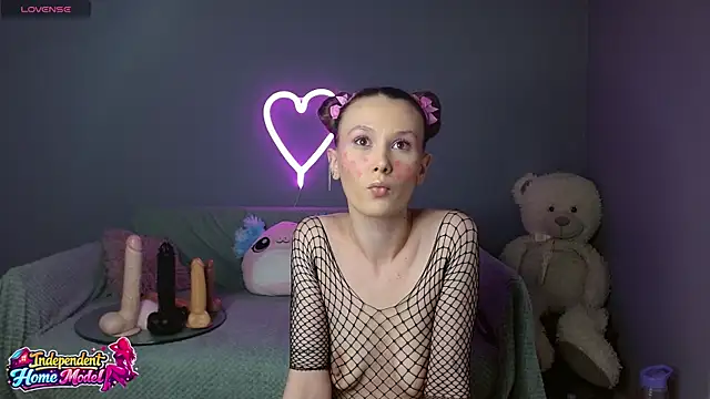 Bea doll online show from April 4, 10:05 pm