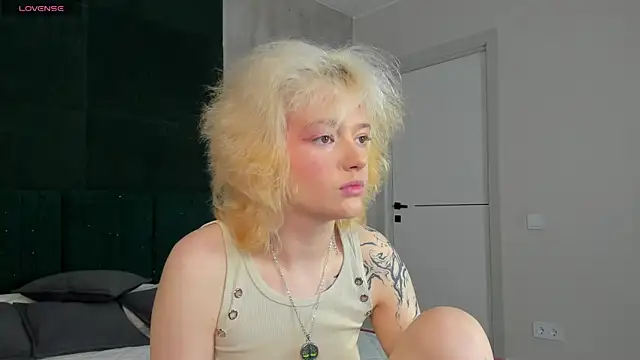LunaaBee online show from June 13, 1:03 am