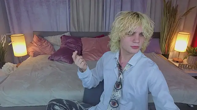 JameMilann online show from May 12, 8:26 pm