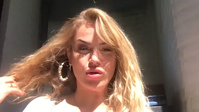 Snapshot of BlondSeduction chatting on April 30, 10:44 am BlondSeduction online show from April 30, 10:44 am