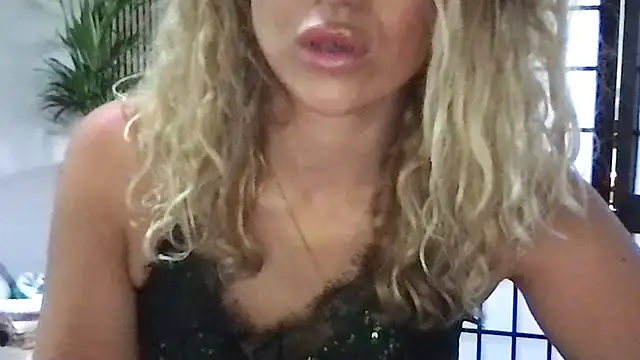 Snapshot of BlondSeduction chatting on June 11, 10:12 am BlondSeduction online show from June 11, 10:12 am