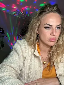 Snapshot of BlondSeduction chatting on April 15, 10:10 pm BlondSeduction online show from April 15, 10:10 pm