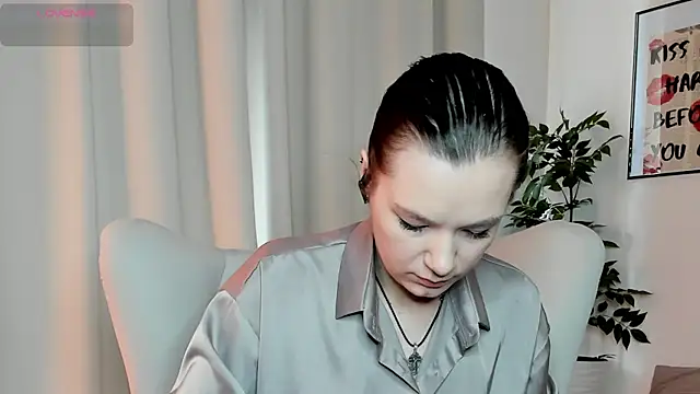 kirarogersss online show from April 10, 8:21 am
