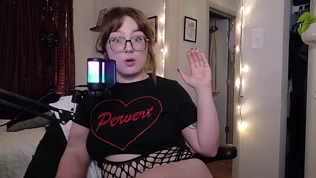 quinniecat online show from June 1, 11:04 pm