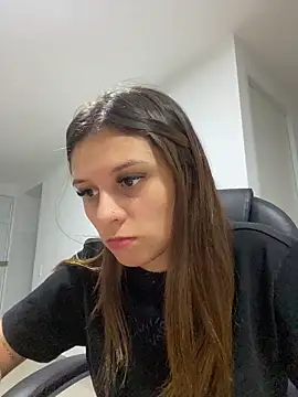 Snapshot of Alison_parkerrr chatting on April 4, 1:45 am Alison parkerrr online show from April 4, 1:45 am