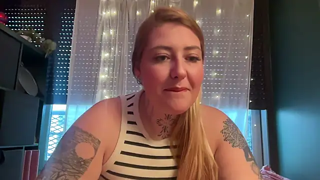 Snapshot of MaggievanG chatting on June 10, 7:37 pm MaggievanG online show from June 10, 7:37 pm