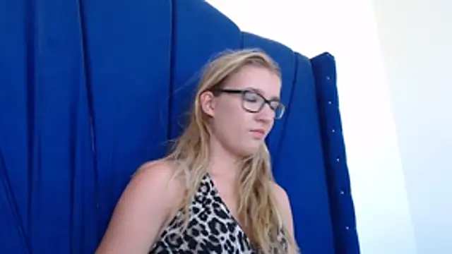 Yennyloves online show from April 3, 8:15 pm