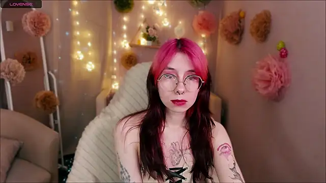 Snapshot of Alice_Nyx chatting on April 9, 8:37 pm Alice Nyx online show from April 9, 8:37 pm