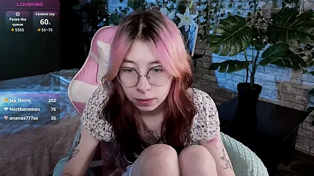 Snapshot of Alice_Nyx chatting on July 16, 1:46 am Alice Nyx online show from July 16, 1:46 am