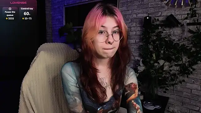 Snapshot of Alice_Nyx chatting on June 16, 8:42 pm Alice Nyx online show from June 16, 8:42 pm
