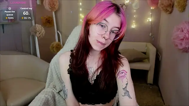 Snapshot of Alice_Nyx chatting on May 15, 8:40 pm Alice Nyx online show from May 15, 8:40 pm
