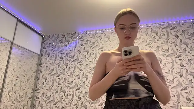 Snapshot of _mimilana_ chatting on April 9, 11:05 am mimilana online show from April 9, 11:05 am