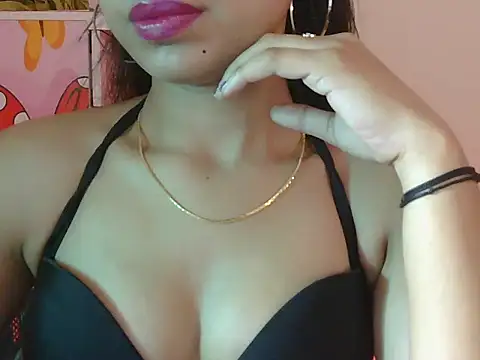 Snapshot of sweet_rashi chatting on April 22, 3:57 am sweet rashi online show from April 22, 3:57 am
