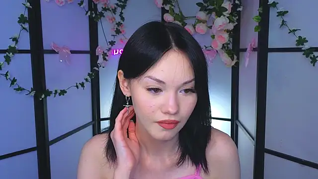LilySparkls online show from May 12, 2:45 pm