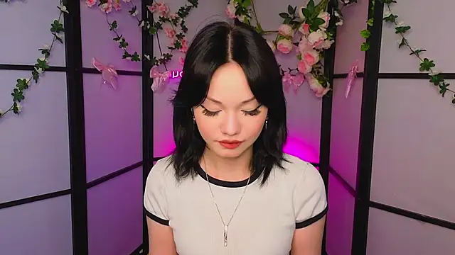 LilySparkls online show from May 10, 12:20 pm