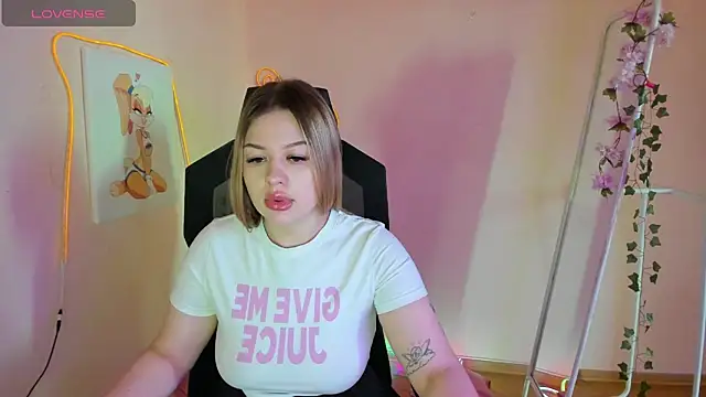 AmeliePeach online show from May 20, 1:35 am