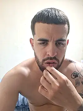 Snapshot of leoxxxgato chatting on April 19, 8:11 pm leoxxxgato online show from April 19, 8:11 pm