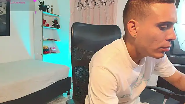 Axel  fierro online show from April 4, 10:49 pm