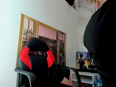 Snapshot of EllyBloom chatting on April 6, 1:45 pm EllyBloom online show from April 6, 1:45 pm