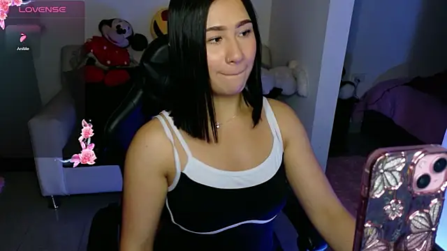 Snapshot of EvelynLeen_ chatting on May 1, 8:03 pm EvelynLeen online show from May 1, 8:03 pm