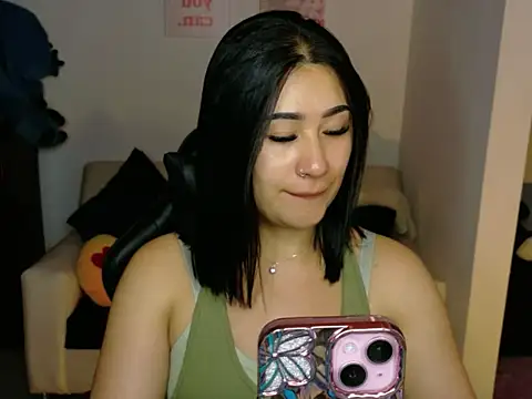Snapshot of EvelynLeen_ chatting on May 21, 7:11 pm EvelynLeen online show from May 21, 7:11 pm