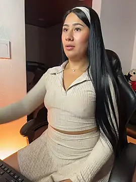 Snapshot of EvelynLeen_ chatting on April 22, 11:06 am EvelynLeen online show from April 22, 11:06 am