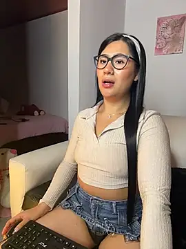 Snapshot of EvelynLeen_ chatting on April 7, 11:45 am EvelynLeen online show from April 7, 11:45 am