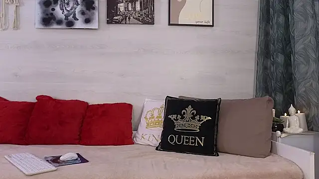 Snapshot of SweetLilTrouble chatting on April 23, 8:32 pm SweetLilTrouble online show from April 23, 8:32 pm