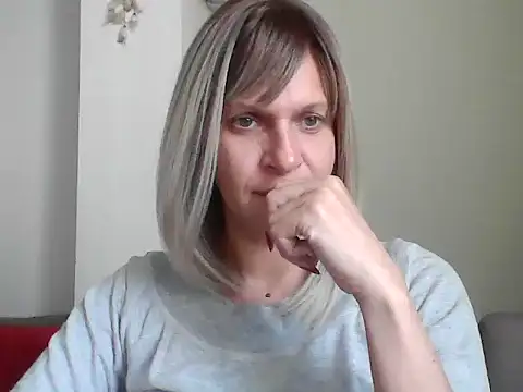 Snapshot of SweetLilTrouble chatting on April 28, 11:25 am SweetLilTrouble online show from April 28, 11:25 am