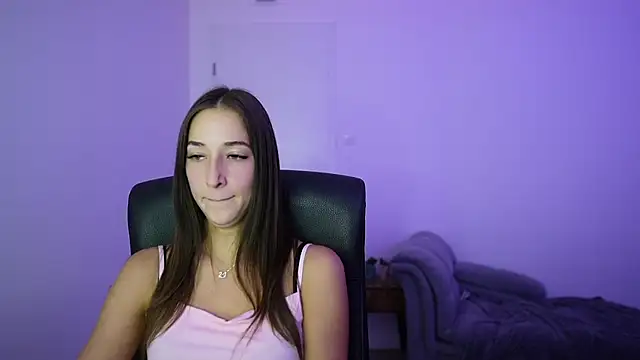 Snapshot of Crystalbrunette18 chatting on July 4, 1:04 pm Crystalbrunette18 online show from July 4, 1:04 pm