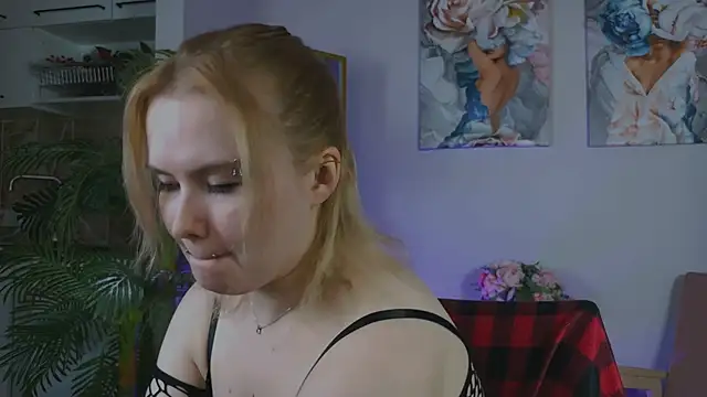 Snapshot of FionaxRider_ chatting on April 6, 10:33 pm FionaxRider online show from April 6, 10:33 pm