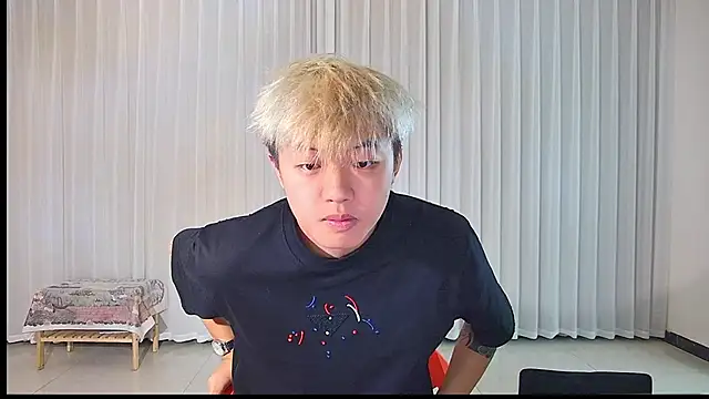 Snapshot of Zhuguli-001 chatting on April 8, 4:58 am Zhuguli-001 online show from April 8, 4:58 am