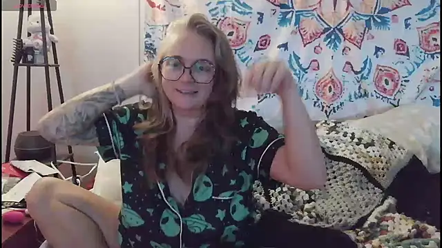 Blondejenn online show from May 29, 11:38 am