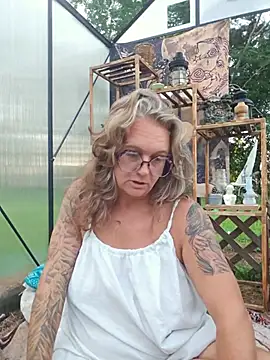 Snapshot of Blondejenn chatting on July 9, 11:31 am Blondejenn online show from July 9, 11:31 am