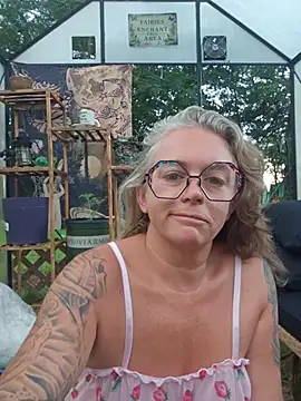 Snapshot of Blondejenn chatting on July 8, 11:33 am Blondejenn online show from July 8, 11:33 am