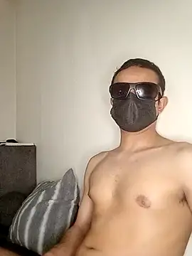 LuisLatinboyy online show from April 5, 8:37 pm