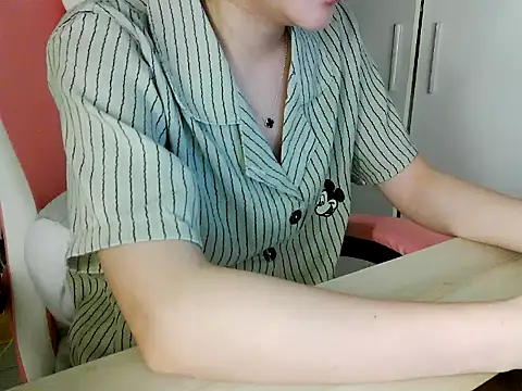 Snapshot of lucienguyen chatting on April 7, 9:44 am lucienguyen online show from April 7, 9:44 am