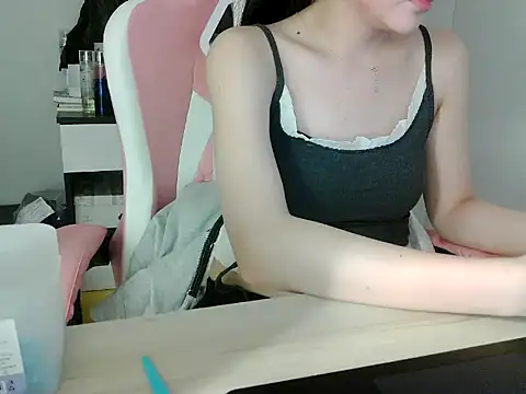 lucienguyen online show from May 17, 4:23 am