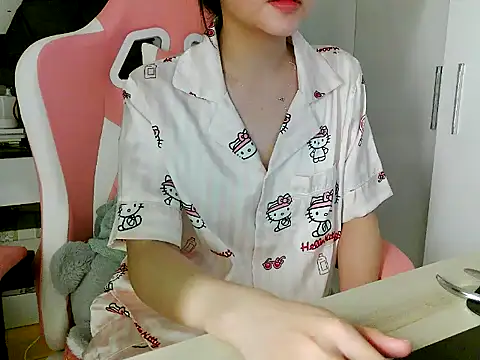 lucienguyen online show from May 6, 6:34 pm