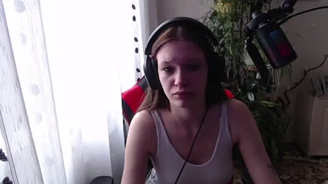 Snapshot of PunyKnee chatting on April 14, 8:19 am PunyKnee online show from April 14, 8:19 am