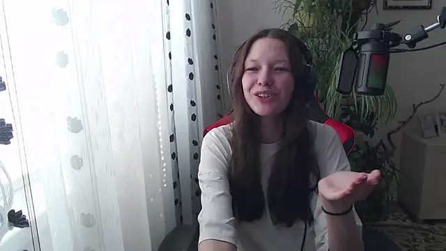 Snapshot of PunyKnee chatting on April 8, 10:06 am PunyKnee online show from April 8, 10:06 am