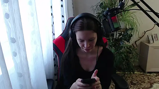 Snapshot of PunyKnee chatting on April 10, 10:33 am PunyKnee online show from April 10, 10:33 am
