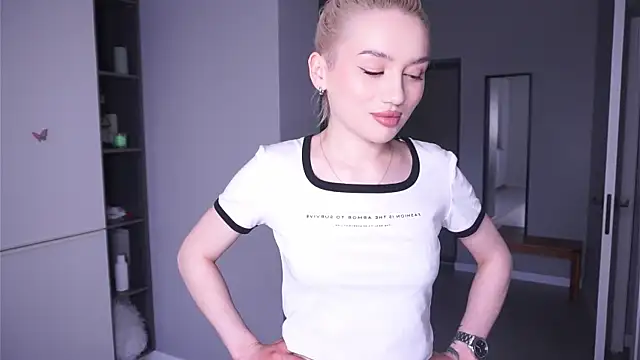 Snapshot of princess_blonde chatting on April 7, 7:32 am princess blonde online show from April 7, 7:32 am