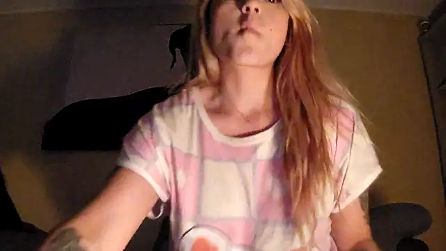 Snapshot of SilvyDiamond chatting on April 14, 10:15 pm SilvyDiamond online show from April 14, 10:15 pm