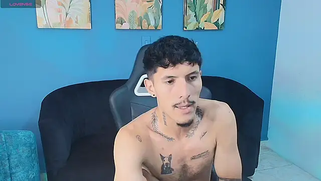 Snapshot of ALEXXXTREM69 chatting on April 9, 12:11 pm ALEXXXTREM69 online show from April 9, 12:11 pm