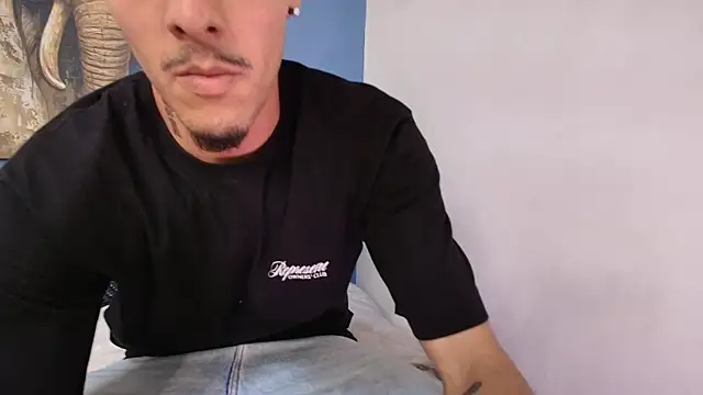 Snapshot of ALEXXXTREM69 chatting on April 17, 12:35 am ALEXXXTREM69 online show from April 17, 12:35 am