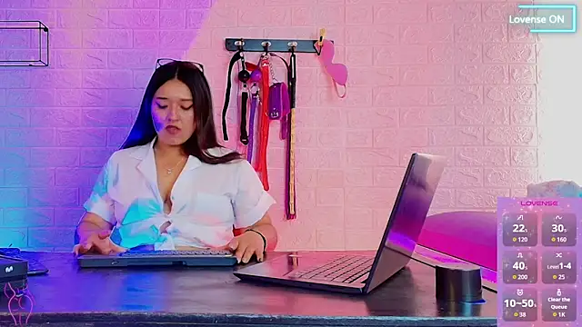 Bdsm Kiara online show from April 8, 1:56 pm