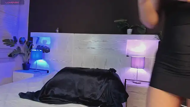 angelina hilton online show from July 4, 11:49 am